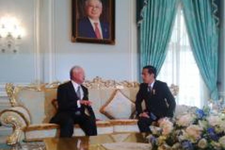 Presiden Joko Widodo saat bertemu Perdana Menteri Malaysia Muhammad Najib Razal di Putrajaya, Jumat (6/2/2015).