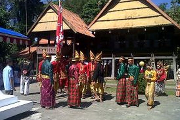 Sejumlah prajurit kerajaan Bajeng di Kabupaten Gowa, Sulawesi Selatan tengah menggelar ritual sebagai rangkaian pesta adat pengibasaran bendera merah putih dan bendera kerajaan yang setiap tahunnya digelar. Kamis, (14/08/2014).