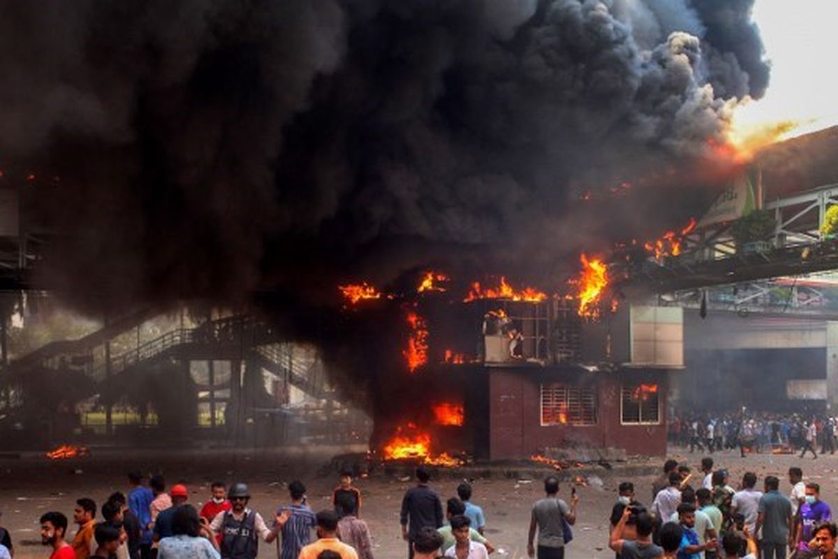 Para pengunjuk rasa anti-kuota pegawai negeri bentrok dengan polisi di Dhaka pada Kamis (18/7/2024). Bangladesh pada 19 Juli menyaksikan kerusakan yang ditinggalkan oleh hari paling mematikan dari protes mahasiswa yang sedang berlangsung sejauh ini, yang membuat gedung-gedung pemerintah dibakar oleh para demonstran dan pemadaman internet secara nasional diberlakukan. 