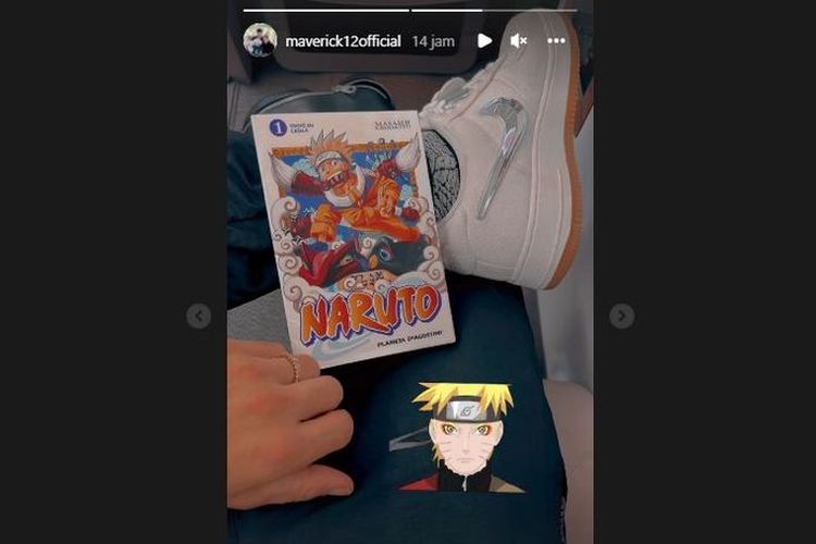 Maverick Vinales membaca komik serial favoritnya, yaitu Naruto