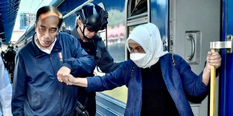 Indonesia's President Joko Widodo and First Lady Iriana Joko Widodo arrive at Platform 1 of Kyiv Central Station at about 8:50 a.m. local time on Wednesday, June 29, 2022. 