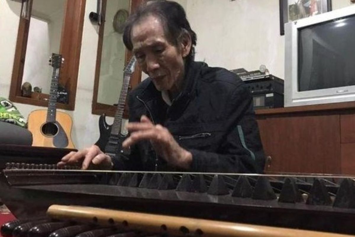 Maestro karawitan sunda, Tan Deseng, tengah memainkan kecapinya di kediamannya, beberapa waktu lalu. 