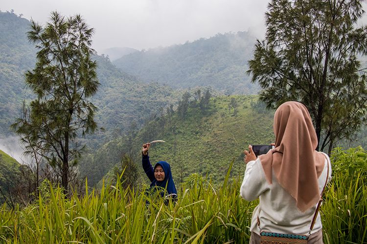 Wisatawan berfoto di Bukit Mongkrang, Karanganyar, Jawa Tengah.
