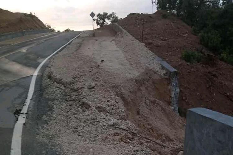 Ruas jalan yang baru dibangun di kampung halaman Gubernur NTT Viktor Bungtilu Laiskodat tersebut, rusak sebelum digunakan warga setempat.
