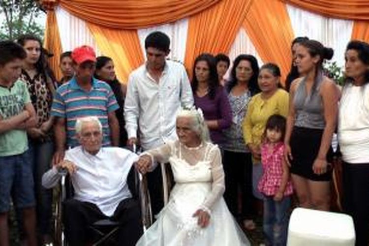 Jose Manuel Riella (103) dan Martina Lopez (99) akhirnya menikah setelah 80 tahun hidup bersama tanpa ikatan perkawinan. Pesta pernikahan mereka digelar di Santa Rosa del Aguaray, Paraguay, Selasa (15/10/2013).