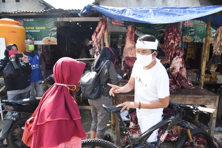 Anggota DPR RI Dedi Mulyadi belanja daging di pasar Purwakarta untuk diberikan kepada orangtuanya, Jumat (22/5/2020).