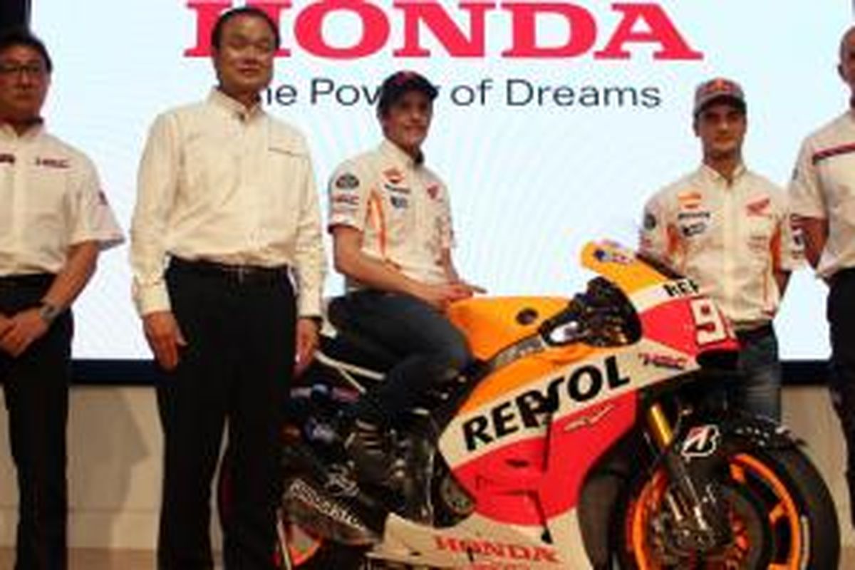 Takanobu Ito, CEO Honda (dua dari kiri) berasama Marc Marquez dan Dani Pedrosa meluncurkan tim balap MotoGP.
