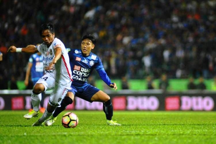 Pemain Arema, Ahmad Bustomi (kanan), berusaha menghentikan gelandang Bali United, I Gede Sukadana, pada pertandingan Liga 1 di Stadion Gajayana, Malang, Sabtu (17/6/2017).  