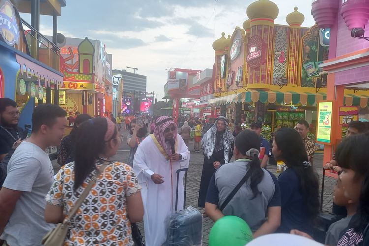 suasana pengunjung jakarta lebaran fair 2024 di area open space pada Rabu (3/4/2024)