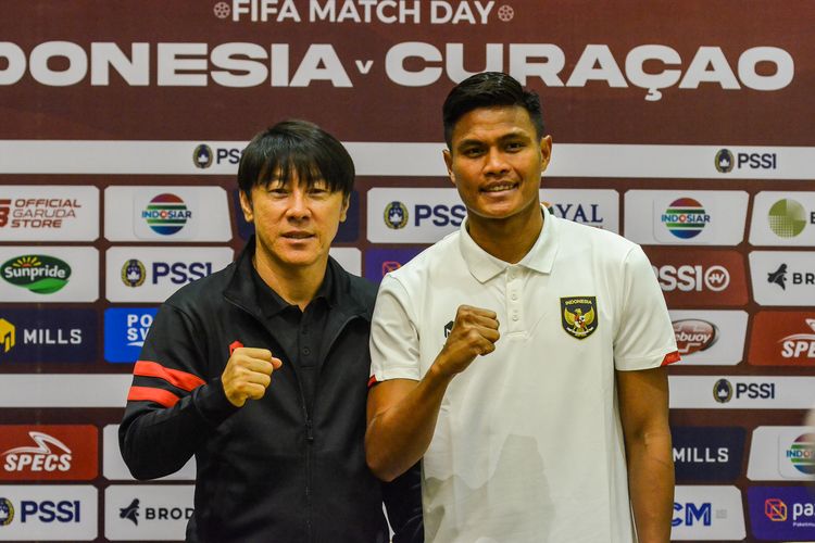 Pelatih Timnas Indonesia Shin Tae-yon dan pemainnya Fachruddi Aryanto berfoto bersama setelah jumpa pers Jumat (23/9/2022) jelang pertandingan Indonesia vs Curacao.