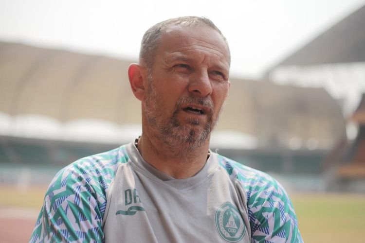 Pelatih PS Sleman Dejan Antonic.
