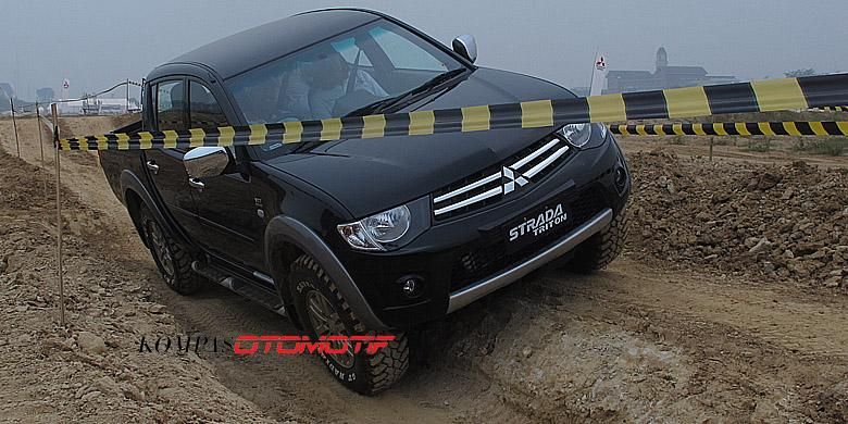 Mitsubishi Strada Triton Hi-Power melintasi rintangan di trek off-road ringan