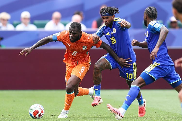 Franck Kessie (kiri) kala beraksi dalam pertandingan Grup E antara Curacao vs Pantai Gading di Piala Dunia 2026 di Stadion Philadelphia di Philadelphia, Amerika Serikat, 25 Juni 2026. (Xinhua/Hu Xingyu)
