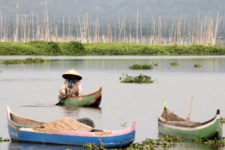 Nelayan di danau Limboto, Kabupaten Gorontalo, salah satu dari 15 danau kritis di Indonesia. Danau ini telah ditetapkan sebagai Kawasan Strategis Nasional (KSN)