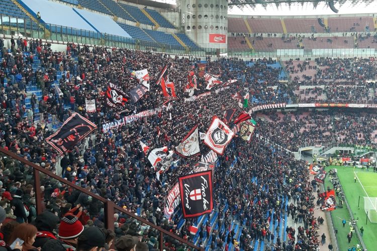 Suasana tribune selatan Stadion San Siro saat laga Serie A Liga Italia pekan ke-20 antara AC Milan vs Udinese, Minggu (19/1/2020).