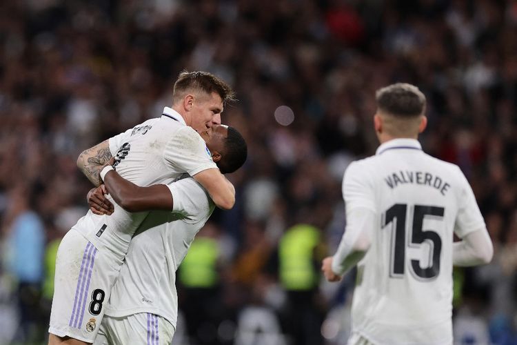 Gelandang Real Madrid Toni Kroos (kiri) merayakan golnya ke gawang Cadiz pada laga pekan ke-14 Liga Spanyol 2022-2023 di Stadion Santiago Bernabeu, Jumat (11/11/2022) dini hari WIB.