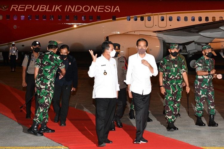 Gubernur Kepulauan Riau H Ansar Ahmad menyambut Presiden RI Jokowi di Bintan.