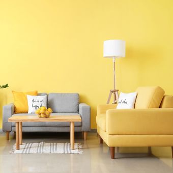 Ilustrasi ruang tamu dengan nuansa warna kuning.