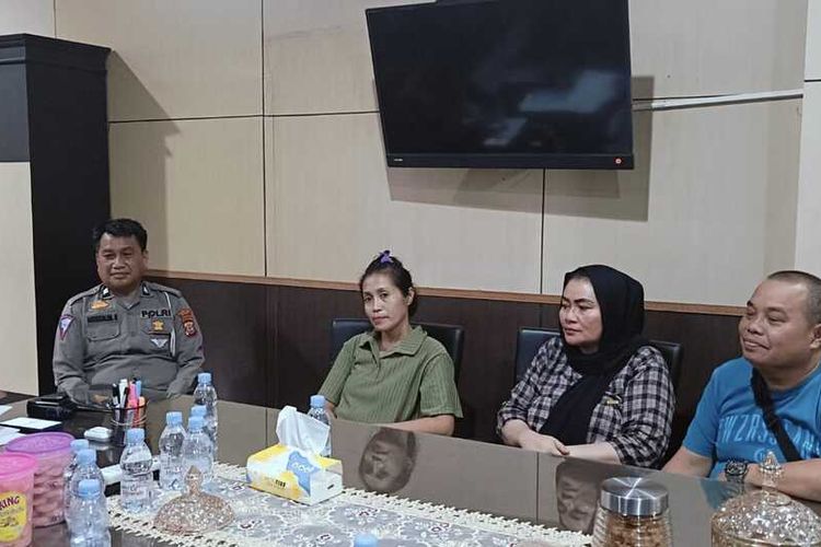 Pertemuan antara orangtua balita dan pengemudi mobil Pajero Sport dihadapan polisi di gedung Satlantas Polrestabes Makassar, Jalan Ahmad Yani, Kota Makassar, Sulsel, pada Senin (2/10/2023).
