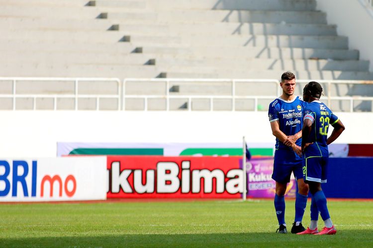 Pemain Persib Bandung Nick Kuipers dan Victor Igbonefo saat pekan ke-13 Liga 1 2022-2023 yang berakhir dengan skor 2-1 di Stadion Jatidiri Semarang, Sabtu (10/12/2022) sore.