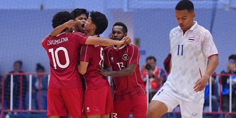 Para pemain Timnas Futsal Indonesia merayakan gol pada pertandingan penentuan SEA Games 2025 Timnas Futsal Indonesia vs Thailand yang bergulir di Nonthaburi Sports Complex Gymnasium pada Jumat (19/12/2025).