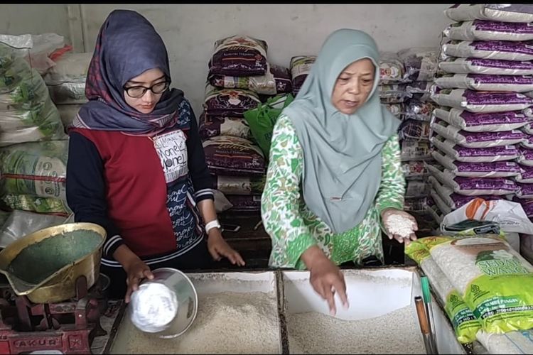 Jelang hari raya Idul Fitri, harga beras di sejumlah pasar tradisional Kebumen sudah mulai mengalami penurunan. Utamanya beras jenis lokal, turun Rp 2.000 setiap kilogramnya.