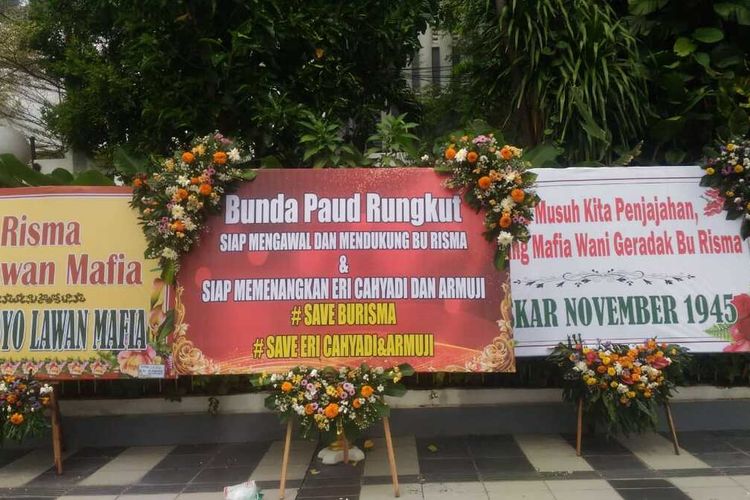 Rangkaian bunga penuhi balai kota Surabaya, Minggu (29/11/2020) sore.