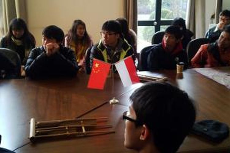 Mahasiswa Indonesia yang diundang Huawei disambut mahasiswa Tiongkok yang belajar Bahasa Indonesia di Universitas SISU, Shanghai. Meski baru semester awal, mahasiswa Tiongkok ini sudah mahir berbicara bahasa Indonesia dan menunjukkan keahliannya, bahkan menyanyikan lagu 