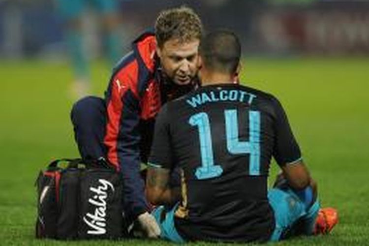 Theo Walcott alami cedera saat Arsenal disingkirkan Sheffield Wednesday dari Piala Liga, Selasa (27/10/2015).