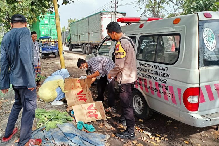 Siswi yang meninggal dunia usai terlindas ban truk trailer di Jalan Raya Manyarrejo, saat hendak dievakuasi petugas menuju RSUD Ibnu Sina Gresik, Rabu (20/4/2022).