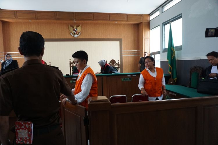 Dua terdakwa kurir narkoba jenis sabu-sabu Siti Artia Sari (kanan) dan rekannya Natasha Harsono meninggalkan ruang persidangan Pengadilan Negeri Kabupaten Madiun, Rabu (23/10/2019) setelah mendengarkan vonis dari hakim. Siti akhirnya divonis 18 tahun penjara dan Natasha dihukum 15 tahun penjara.