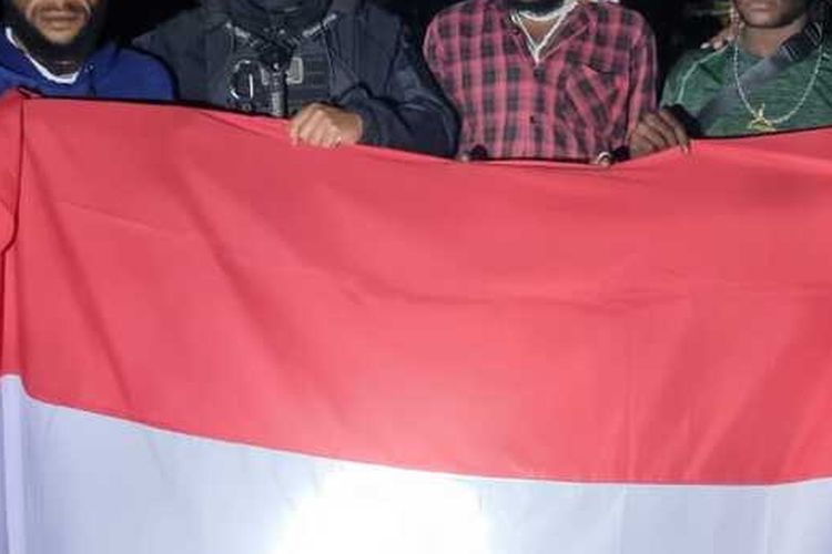 3 Anggota KKB pimpinan Lekagak Telenggen menyerahkan diri kepada aparat keamanan di Kabupaten Puncak, Papua, Sabtu (15/5/2021)