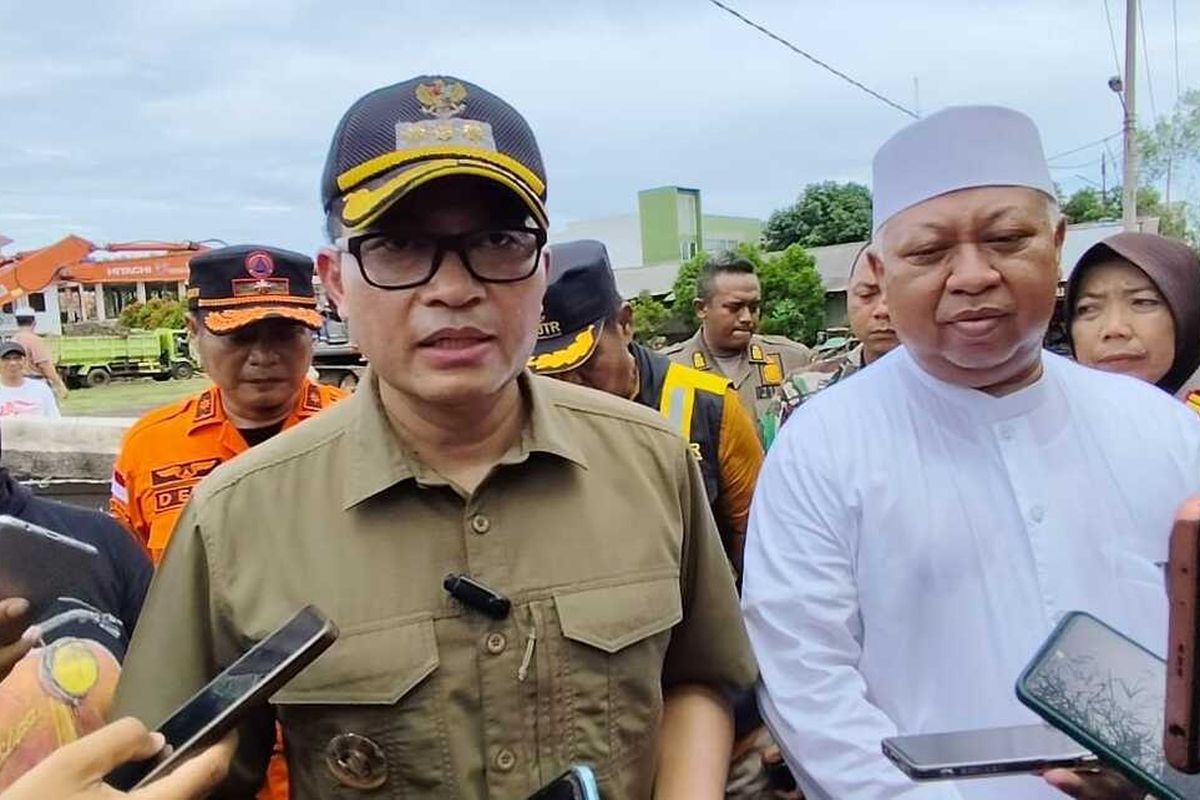 Penjabat Bupati Cirebon, Wahyu Mijaya bersama Habib Miqdad Pengasuh Ponpes Al-Khairiyah, memberikan pernyataan Kronologi dan penanganan pasca banjir saat ditemui di Kompas.com pada Sabtu, (18/1/2025) siang.