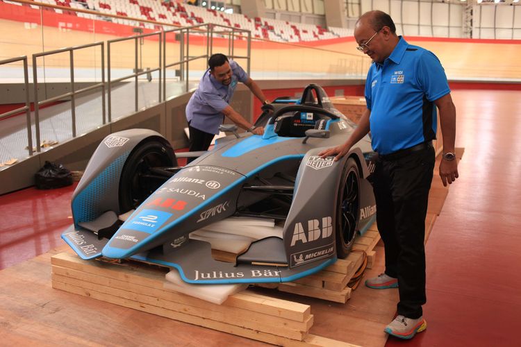 Chairman Organizing Committee (OC) Jakarta EPrix 2022, Ahmad Sahroni (kiri)  dan Direktur Utama PT Jakarta Propertindo (Jakpro) Widi Amanasto (kanan), mengecek mobil usail unboxing replika mobil Formula E  di Stadion Balap Sepeda Velodrome, Rawamangun, Jakarta , Kamis (26/5/2022). Panitia penyelenggara Formula E Jakarta, memperkenalkan replika Mobil Balap berteknologi ramah lingkungan yang akan dipamerkan pada laga Formula E 4 Juni 2022.