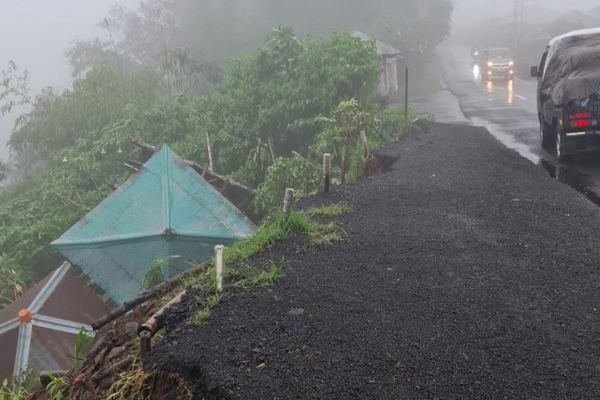 Jalur Wanagiri Buleleng Longsor, 8 Gazebo Milik Warga Rusak Tertimbun 