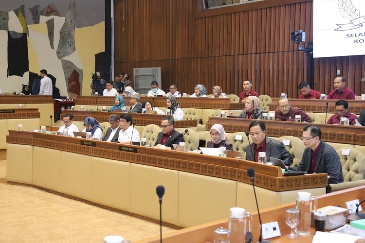 Menpan-RB Abdullah Azwar Anas saat menghadiri Rapat Kerja dan Rapat Dengar Pendapat RPP Manajemen ASN bersama Komisi II DPR RI, di Jakarta, Rabu (28/8/2024).