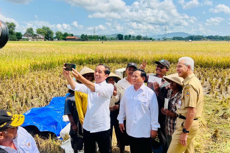 Presiden Joko Widodo melakukan selfie atau berswafoto bersama Menteri Pertahanan Prabowo Subianto dan Gubernur Jawa Tengah Ganjar Pranowo di sela-sela panen raya padi di Kebumen, Kamis (9/3/2023).