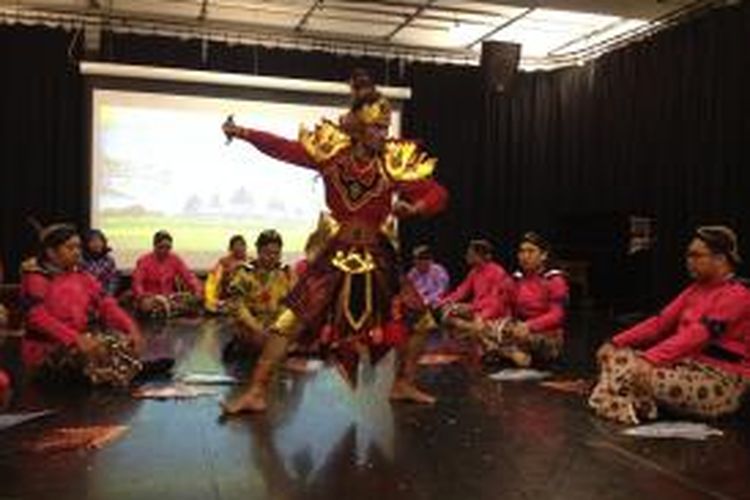 Jemblung opera berlakon Rama Sinta  dipentaskan tim Fakultas Bahasa dan Seni Universitas Negeri Yogyakarta di Kenneth Myers Centre, University of Auckland, Auckland, Selandia Baru, Kamis (14/8). Pementasan ini menandai kerja sama antara UNY dan UoA.