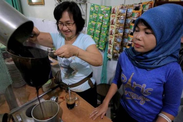 Interaksi antara warga keturunan Tionghoa dan warga asli Aceh di salah satu kedai kopi di Kampung Peunayong, Kota Banda Aceh, Provinsi Aceh, Selasa (24/1/2017). Kendati warga minoritas, warga keturunan Tionghoa sangat diterima oleh warga asli Aceh. Terbukti, kawasan pecinan yang berada di Kampung Peunayong tetap eksis hingga sekarang. Interkasi antara warga keturunan Tionghoa dan asli Aceh pun berjalan baik dan damai. Untuk memperkuat itu, komunitas Tionghoa di Banda Aceh melalui Yayasan Hakka Aceh mendeklarasikan Kampung Peunayong sebagai Kampung Keberagaman di Aceh sejak 2015.