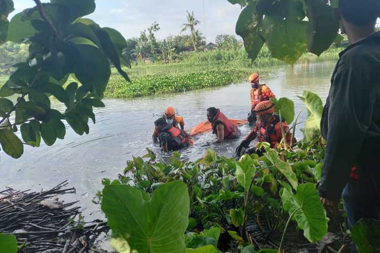 Tim SAR gabungan mengevakuasi salah seorang korban tewas tenggelam di Sungai Serang di Desa Rambat, Kecamatan Geyer, Kabupaten Grobogan, Jawa Tengah, Senin (7/3/2022).