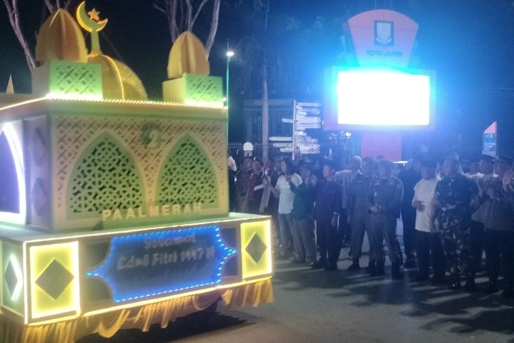 Malam Takbiran di Jambi, Warga Padati Pawai Kendaraan Hias di Tugu Keris Siginjai