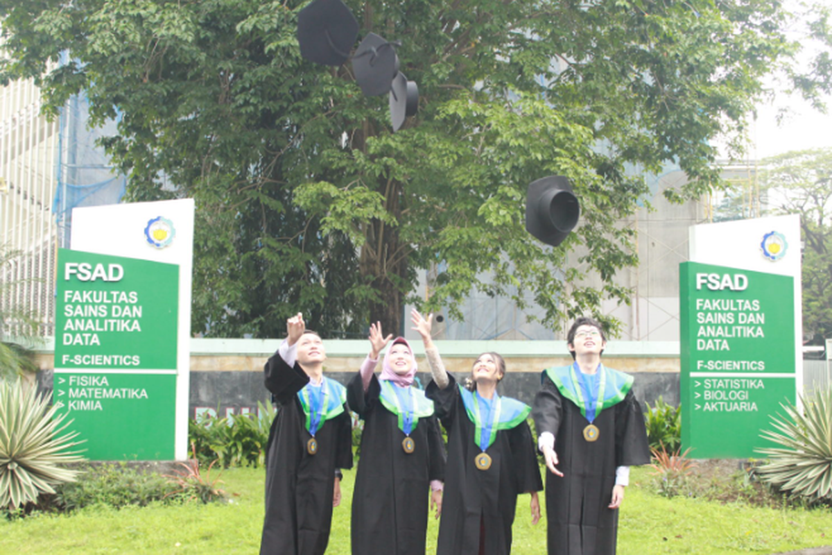 Keempat wisudawan angkatan pertama Departemen Aktuaria Institut Teknologi Sepuluh Nopember (ITS) Surabaya di depan Menara Sains.