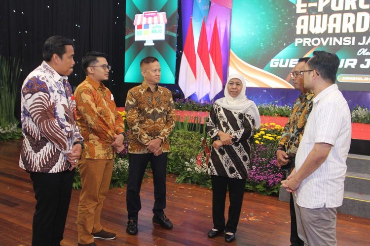 Gubernur Jawa Timur Khofifah Indar Parawansa berada dalam acara E-purchasing Award 2023 di Grand City Convention & Exhibition Surabaya (29/5/2023).  
