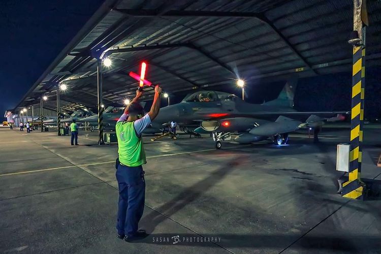 Proses persiapan terbang malam TNI AU