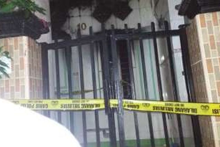 Rumah Syarif yang terbakar, dipasangi Polres Gresik police line untuk mencegah hal yang tak diinginkan.