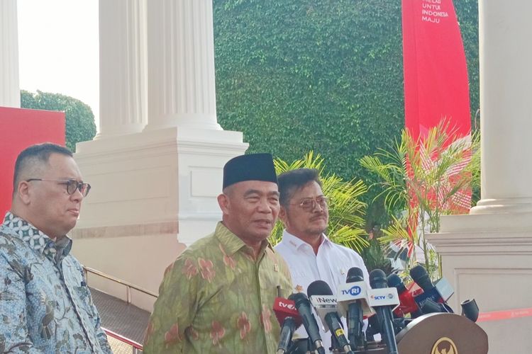 Menko PMK Muhadjir Effendy saat memberikan keterangan pers di Kompleks Istana Kepresidenan, Jakarta, Kamis (10/8/2023).