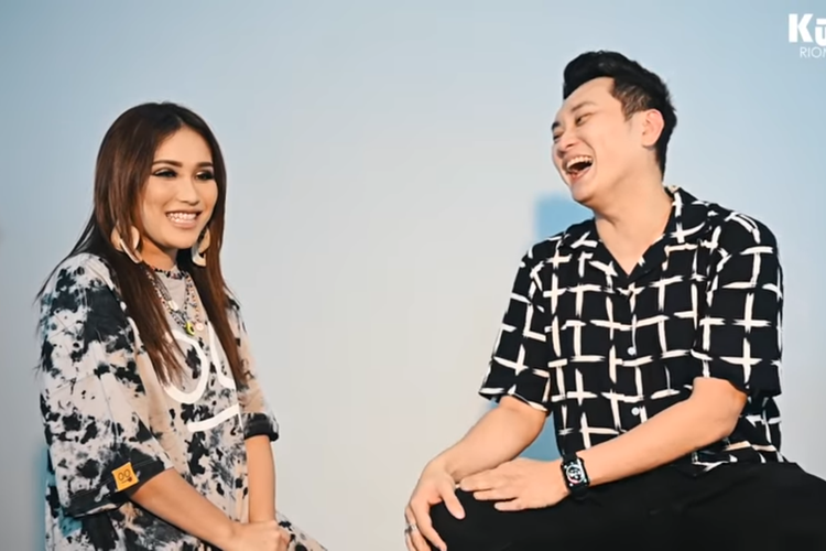 Ayu Ting Ting berbincang dengan Rio Wibowo