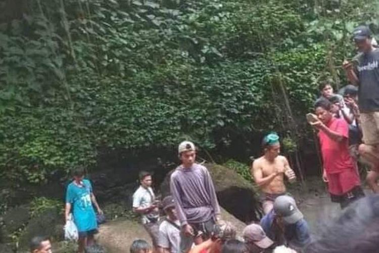 Proses evakuasi tiga korban tenggelam di air terjun Mandi Angin, Lampung Utara.