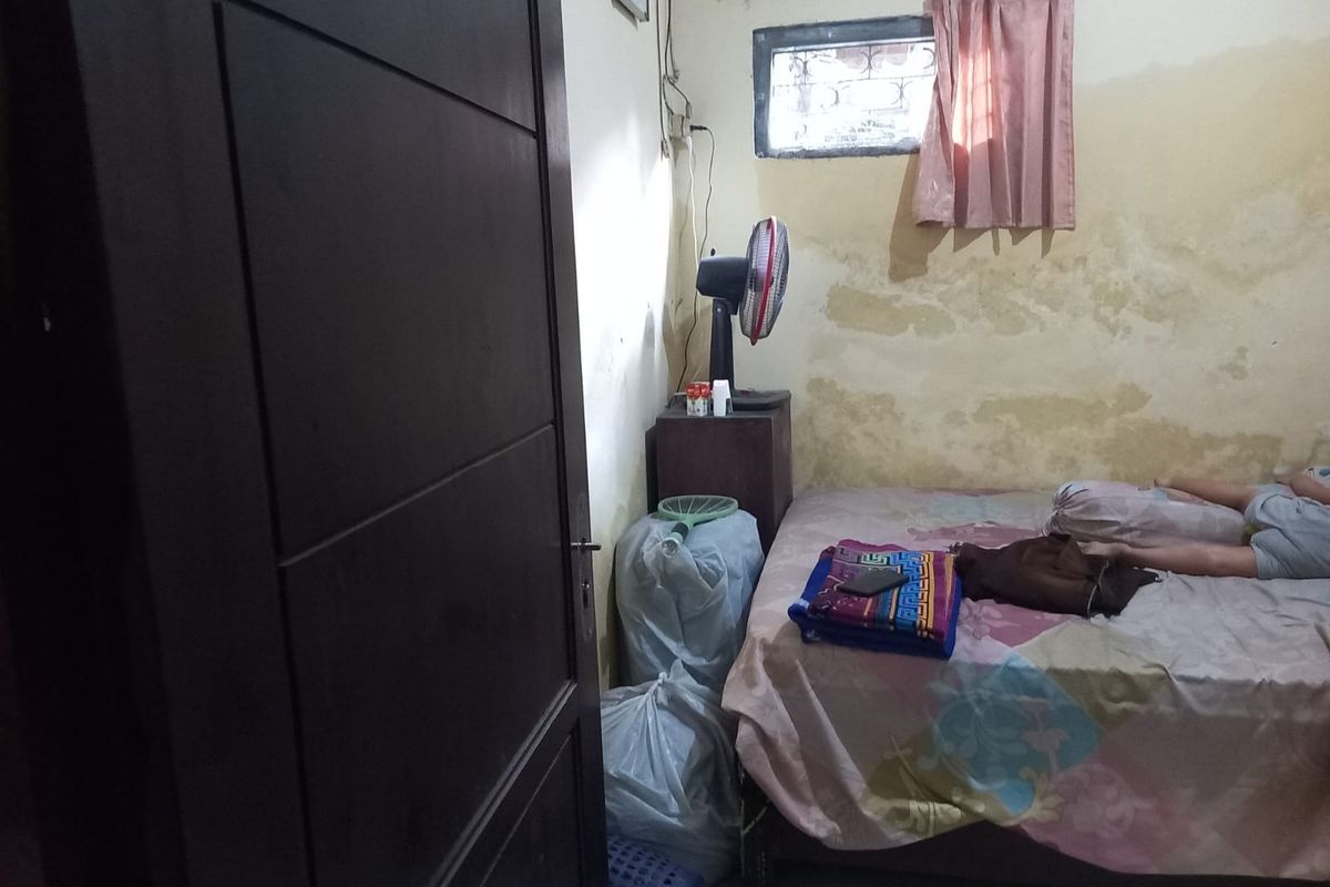 Pemandangan usai pintu kamar yang sempat terkunci dan mengurung balita berusia 2 tahun sendirian berhasil dibuka, di salah satu kamar rumah di Desa Cangkir, Kecamatan Driyorejo, Gresik, Jawa Timur, Rabu (10/12/2025).