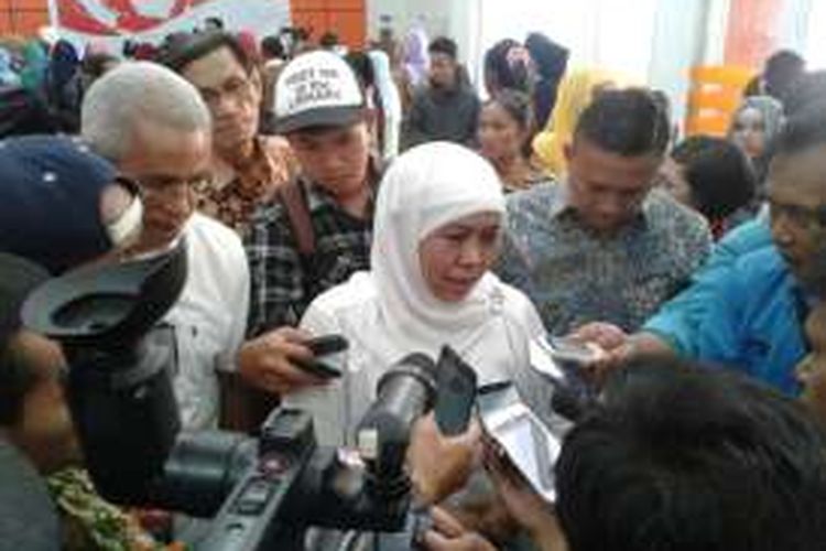 Menteri Sosial Khofifah Indar Parawansa saat memberikan keterangan kepada wartawan di Pontianak (11/6/216)